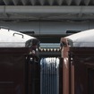茶色の塗装や車体端部の丸屋根など、旧型客車の特徴を余すところなく取り入れている。
