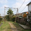 足柄駅と専売公社小田原工場を結んでいた専用鉄道は数十年前に廃止。今も架線柱が残っている。