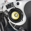 フォーカルのBMW用トレードインスピーカー『ES 100 K for BMW』の取り付けイメージ。スピーカーの土台部分の黒いパーツが『インナーバッフル』だ。