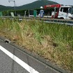 事故現場では警察の原因究明が進んでいる。中日本高速は東京IC～豊川IC手前までの間で、分離帯を飛び越えた事故は起きていないと話す