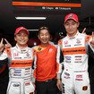 GT500クラスのポールを獲得した#8 NSXの野尻（左）と小林（右）。中央はARTA首脳のひとり、土屋圭市氏。