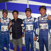 GT300クラスのポールを獲得した（左から）松井、土屋武士監督、山下、近藤。