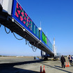 宮崎空港で供用開始した国内初小型機対応ロングPBB旅客搭乗橋（三菱重工交通機器エンジニアリング製）
