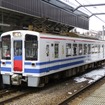 まつだい駅で発車を待つほくほく線の普通列車。松代工務区（右奥）で除雪体験が行われる。