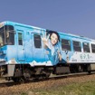 4月1日から運行を開始した明知鉄道の『半分、青い。』ラッピング列車。ドラマのタイトルと同じく、車体の半分が青い。