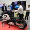 電動バイク『zeCOO』を使って3D多機能マニュアルを説明するダイテック関係者