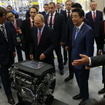 マツダとの合弁工場を視察するロシアのプーチン大統領と日本の安倍首相　(c) Getty Images