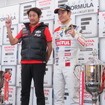 SFのチーム部門王者KONDO RACINGの近藤真彦監督（左）、SFドライバーズチャンピオンの山本尚貴（右）。