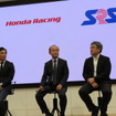 左から佐藤琢磨、モビリティランドの山下社長、ホンダの山本モータースポーツ部長。