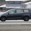 VWの新型ミニバン開発車両（スクープ写真）