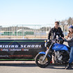 ミニ・ユニバース千葉の一ツ山里紗さんと「STE RIDING SCHOOL」を主催するレーシングライダー藤原克昭さん。