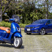 プジョーのモーターサイクル120周年記念モデルの「青い」ジャンゴ（左）