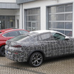 BMW X6 新型プロトタイプ（手前）と現行型X6M