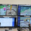 遠隔操作室には監視用カメラのモニター3つ、そして機体・作業情報を表示するモニターおよび各種コントローラーがある。