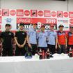 左から3名ずつ、予選2位のNo.10 Kawasaki Racing Team、ポールポジションのNo.21 YAMAHA FACTORY RACING TEAM、予選3位のNo.33 Red Bull Hondaの各ライダー