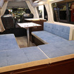 ハウベル（ビークル）はキャビンにコの字形状のソファベッドを設置。広いリビングもフラットベッドの広さも兼ね備えた。