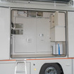 トレーラー右側には、物品保管庫や試薬用冷蔵庫などが設置されている。