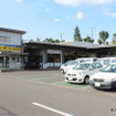 「カーポートタナカ」の店舗前には広く大きな駐車場があり、スムーズに入庫できる