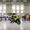 BMW R 90 G/S パリ・ダカール（前列左）、BMW M 1000 RR 50 Years M（前列中央）、BMW R90S レースバイク（前列右）、BMW 3.0 CSL レースカー（後列左）、BMW M1 プロカー（後列右）