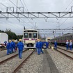 京王電鉄・総合事故復旧訓練：実際に脱線させてある車両の復線（復旧）作業