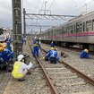 京王電鉄・総合事故復旧訓練：断線したレールの復旧。各訓練項目は並行して実施されるものもあった。
