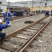 京王電鉄・総合事故復旧訓練：レールの位置決め。