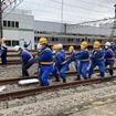 京王電鉄・総合事故復旧訓練：レールの位置決め。掛け声は「ヨッコイ！」