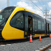 芳賀・宇都宮LRTに投入される3車体連接の超低床電車HU300形。17本が導入される。最高速度は40km/h。
