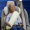 エアバッグのように膨らむフォードの後席用シートベルト