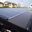 駐輪場屋根に装着された太陽電池。世界最高水準のセル変換効率19.7％を誇る。
