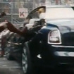 映画のワンシーンで、超高級車のロールスロイス『ファントム』を派手に破壊