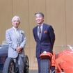 ヴェテランカークラブ東京会長水野誠一さん（向かって左）と副会長堺正章さん