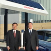伊東社長と松岡産業労働部長の上に見えるのが太陽光パネル　撮影＝中島みなみ