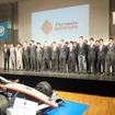 2011年のフォーミュラ・ニッポン参加全選手＆監督（選手一部未決定。監督には代理出席者も）。左後方にJAFの旗、右後方にはシンガポール・モータースポーツ協会の旗も