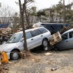 東日本大震災 街には被災したクルマが転がる