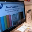 ドイツの店頭で。画面はiPad2のスマートカバーが紹介されているものの、本体は届かず