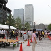 29日開催「行幸通りde打ち水」の風景。大手町界隈での打ち水イベントは8月31日まで開催中。