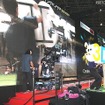 ステージ上にはレールドリーに乗った3Dカメラも設置され、ダイナミックな3Dライブ映像を迫力の大画面で楽しむことができる