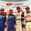 GT500優勝の立川・平手選手（左側）、GT300優勝の谷口・番場選手（右側）