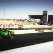 カワサキ ニンジャ（緑）とスズキ ハヤブサ（白）の0-400m加速競争（動画キャプチャー）