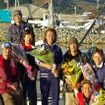 地元販売店（有）ホンダマリンサービスの柳田社長（最後列）から予約者へ、再起を祈念して花束が贈呈された。