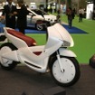 エクリーモEB25。ecomoがデザイン/設計を手掛け、今春、マレーシアにおいて同国初の国産EVスクーターとして発表（東京モーターショー11）