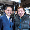 東京オートサロン2011トヨタブース、トークショーへの出演を終え、来場者との記念撮影に応える豊田章男社長