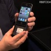 iPhone 4を充電スリーブに装着する必要がある