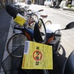 バイクに取り付けられた確認標章（大阪市内）