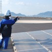 ヒロモトエナジーが施工した太陽光発電設備（神原汽船株式会社福山物流センター）でのテュフ ラインランドによる検査の様子