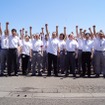 本牧埠頭を視察、土曜出勤の従業員を激励する日産ゴーン社長（2011年7月16日）。