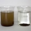 吸着・凝集剤反応速度イメージ：MI-4A。泥5gを溶解させた水1リットルに吸着剤0.2gを加え、4分間撹拌後（左）、2分間放置した（右）。