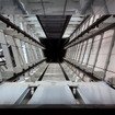 地上350mの天望デッキと450mの天望回廊を結ぶエレベータは、ガラス天井となっていて、移動の臨場感を味わえる