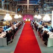 英国ロールスロイス本社工場の製造ラインで開催された豪華ディナー